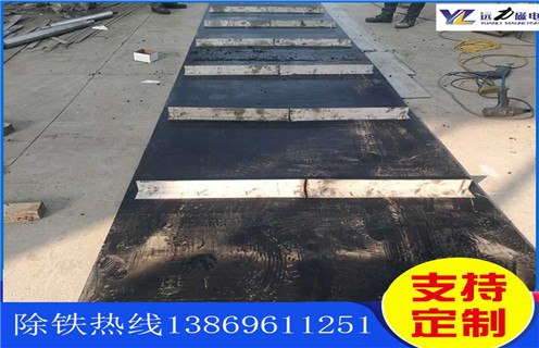 不銹鋼除鐵器皮帶廠家服務湖南皮帶懸掛式除鐵器，除鐵器卸鐵皮帶主要是安裝在各個型號的電磁、永磁自卸式除鐵器上，當輸料皮帶上的散狀物料經(jīng)過自卸除鐵器底部時，混雜在物料中的鐵磁性雜質(zhì)在除鐵器磁芯強大的磁場力作用下被吸附到除鐵器卸鐵皮帶上，由不停運轉(zhuǎn)的卸鐵皮帶將吸附住的鐵雜質(zhì)刮出，卸進集鐵箱，從而達到自動連續(xù)除鐵的目的。無需人工清理，實現(xiàn)了自動化除鐵。  一、不銹鋼除鐵器皮帶廠家服務湖南皮帶懸掛式除鐵器選型指南：  1.提供卸鐵皮帶準確的帶寬、周長及厚度。  2.了解清楚所需卸鐵皮帶為一次性成型的環(huán)帶還是帶接頭式的，其次確認卸鐵刮板為膠條一體式刮板還是不銹鋼刮板。  注：一般情況下，除鐵器生產(chǎn)廠家在生產(chǎn)除鐵器時用的是一次性成型的環(huán)帶，但用戶在后期更換時，一次性成型的環(huán)帶不方便更換及安裝，需將除鐵器大拆大卸，套上卸鐵皮帶之后，然后重新組裝，更換非常麻煩。帶接頭式的卸鐵皮帶就很大程度上解決了這一問題，省去了拆裝除鐵器的過程，只需要將皮帶安裝之后在接頭處對接即可,省時省力，結(jié)實耐用。  二、不銹鋼除鐵器皮帶廠家服務湖南皮帶懸掛式除鐵器  除鐵器接通電源后，勵磁系統(tǒng)產(chǎn)生強大的磁場，當輸送機械上的散狀物料經(jīng)過除鐵器下方時，混雜在物料中的鐵磁性雜物，在除鐵器磁場力作用下被不斷吸起(鐵磁性雜物重量為0.1-25kg)，吸附在除鐵器下表面上，當需要除去吸附在除鐵器上的鐵磁性雜物時，可將除鐵器移至集鐵箱上方，切斷勵磁電源設備磁場消失，鐵磁性雜物在重力作用下掉入集鐵箱中。